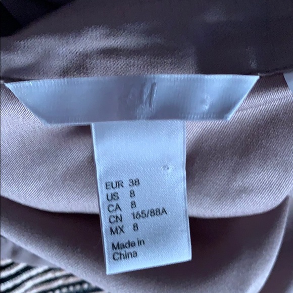 H & M taupe 2 pocket hidden button Size 8 Blouse - Picture 4 of 5